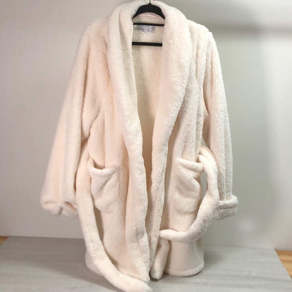 Fabulous Furs Intimates & Sleepwear Fabulous Furs Short Robe Poshmark